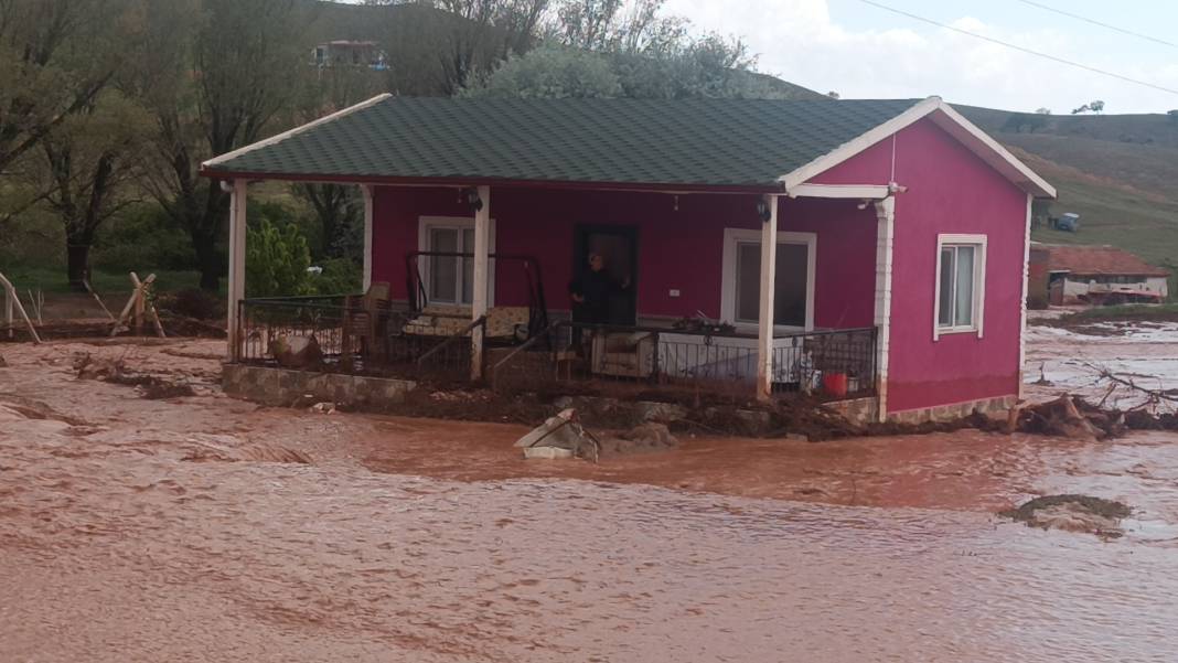 Sağanak bir ilimizde hayatı felç etti! Evleri su bastı, tren seferleri durdu 9